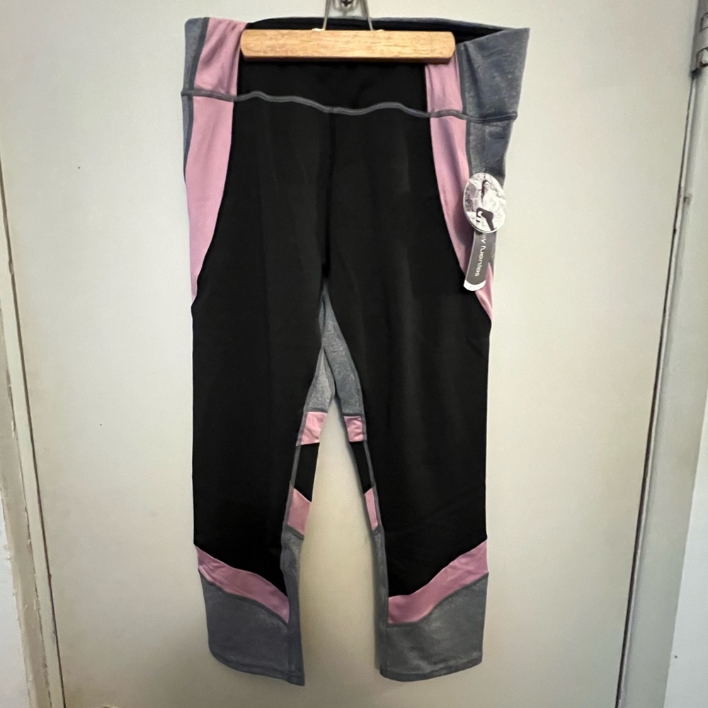 NWT L Daisy Fuentes Athletic Leggings